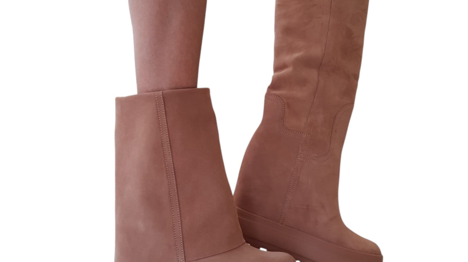 Stivali di camoscio, l'ossessione dell'autunno in 20 modelli must-have (e i consigli su come trattare il suede)