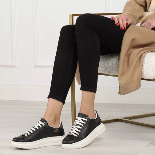 GUESS Naska Décolleté Donna A Punta Con Tacco 8,5 Cm – Slingback Con Catena E Ciondoli, Ecopelle Verniciata - 5